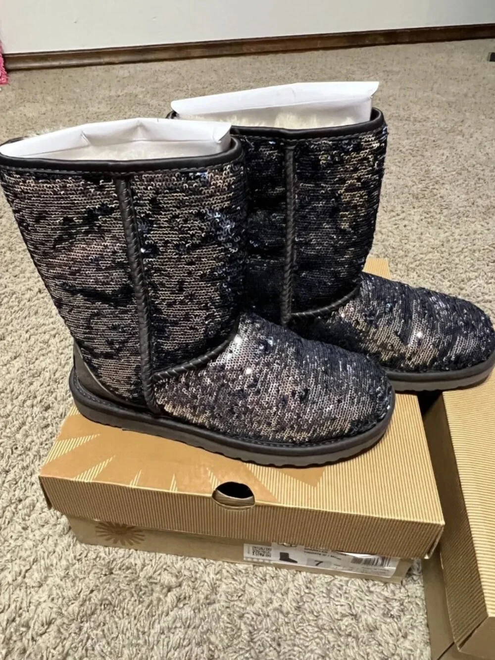 UGG Classic Short Sparkles in Navy size 7